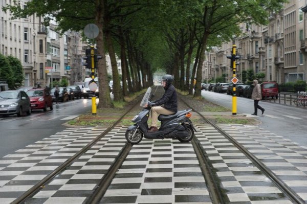 dambordmarkering op kruispunt met tramsporen