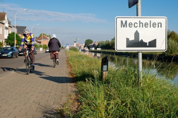 verkeersbord bebouwde kom, fietsers op fietspad