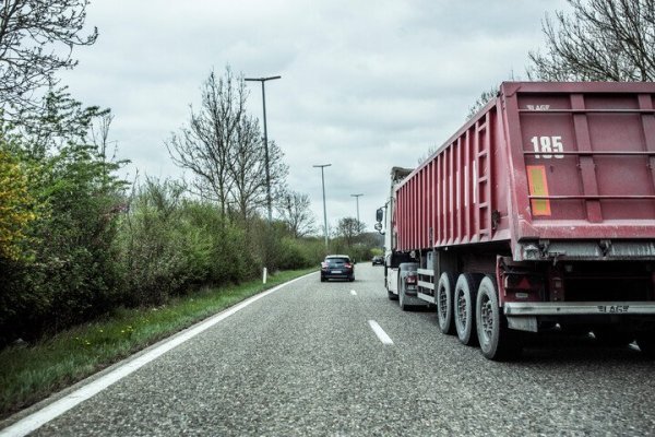 vrachtwagen op snelweg