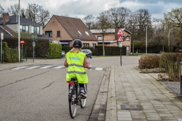 kind dat fietst in het verkeer