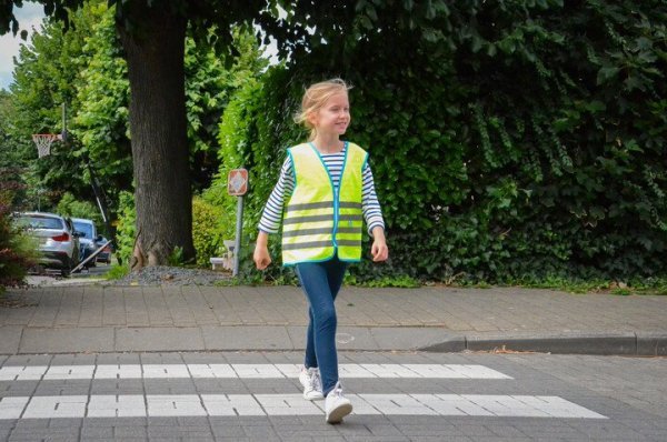 kind dat oversteekt op een zebrapad