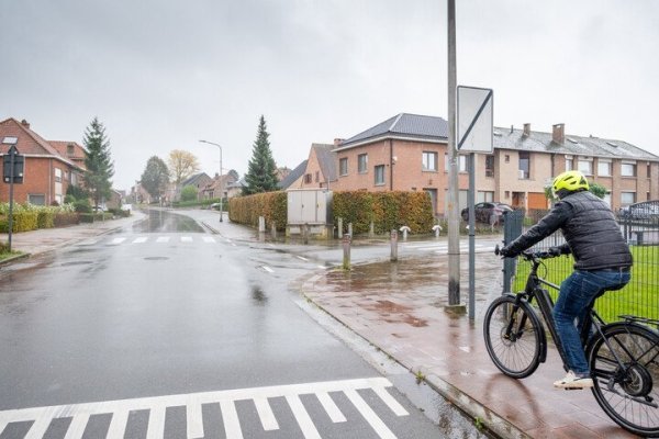 fietser op een nat wegdek