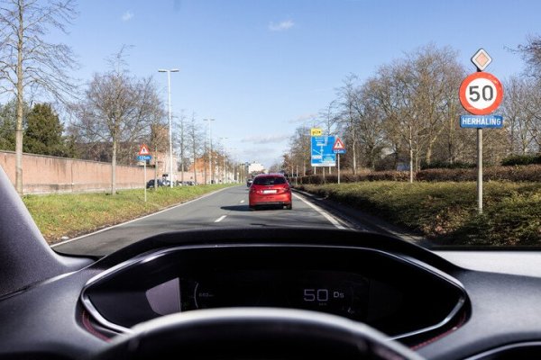 auto die 50 km/u rijdt bij snelheidsbord