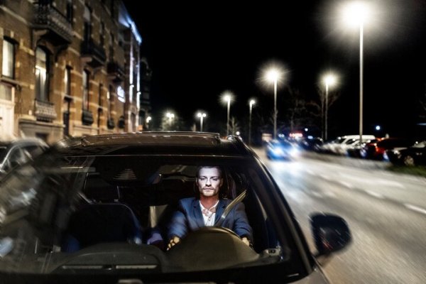 man achter het stuur van auto in het donker