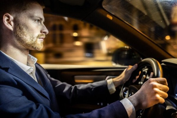 man geconcentreerd achter het stuur van auto