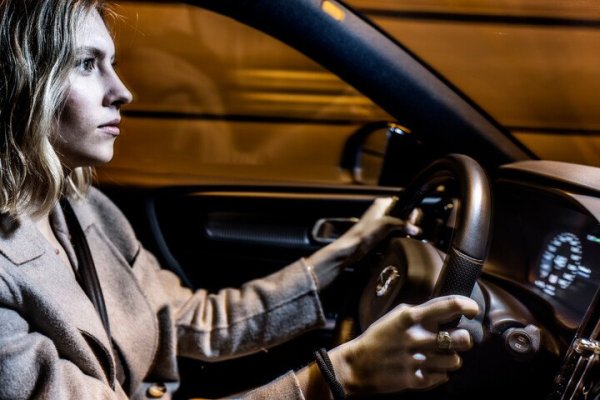 jonge vrouw die gefocust rijdt