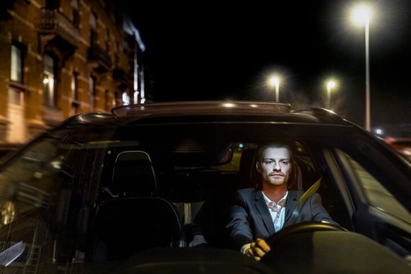 man geconcentreerd achter het stuur