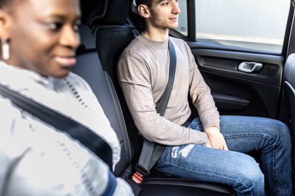 passagier die gordel draagt