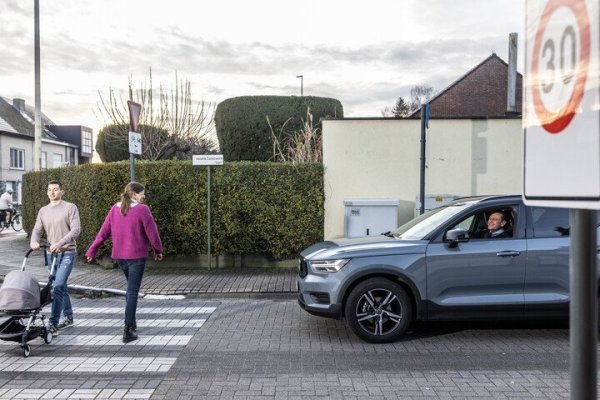 voetgangers op zebrapad