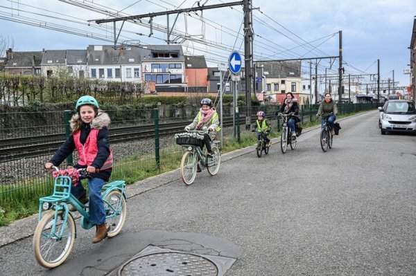 fietsende kinderen met volwassenen op straat