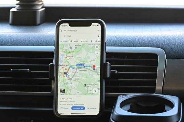 navigatie-app op gsm in houder naast stuur