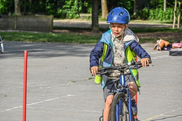 kind dat slalomt tussen paaltjes met de fiets