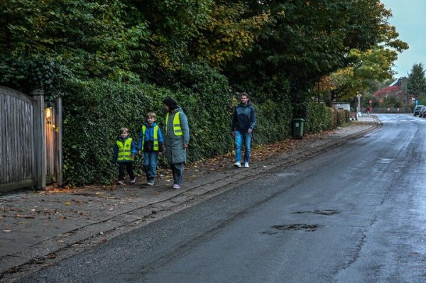 voetgangers in fluohesjes overdag