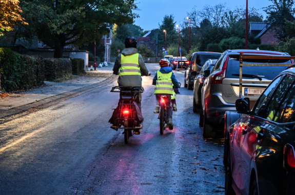 moeder met kind die fietsen in het donker