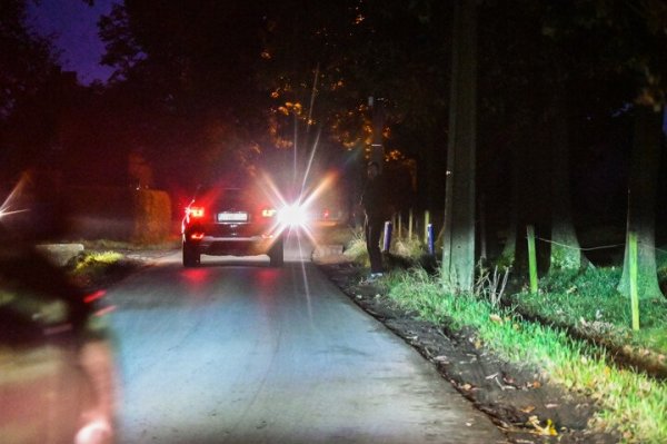 voetganger in donkere kledij