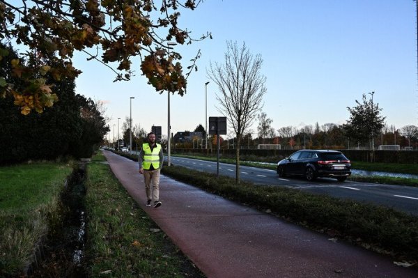 voetganger op een fietspad