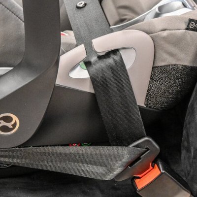 maxi cosi met autogordel in auto