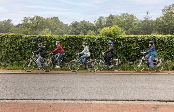 fietsers in verschillende kleuren jassen