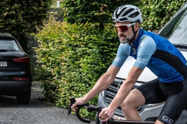 man op koersfiets met fietshelm