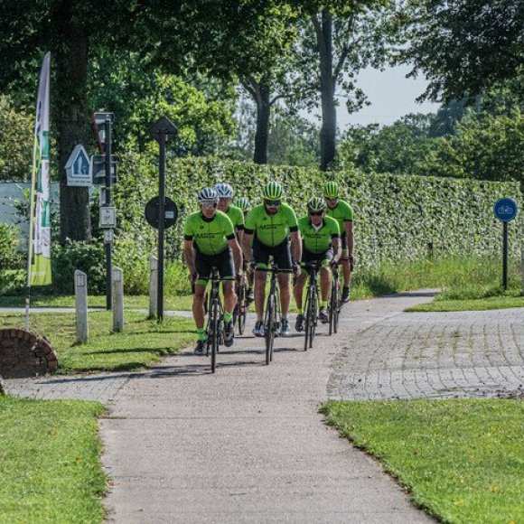 wielertoeristen op fietspad
