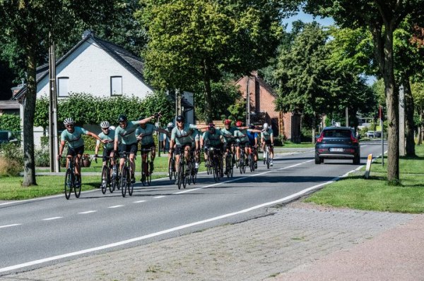 Wielertoeristen op de rijbaan