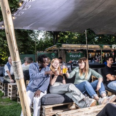 vrienden die mocktails drinken