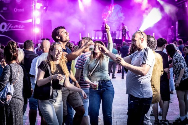 jongeren die dansen in discotheek