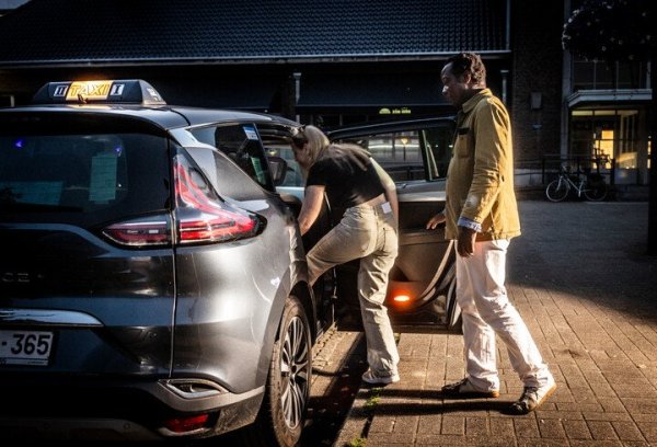 Koppel dat in taxi stapt