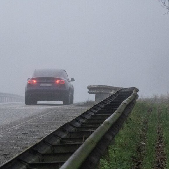 auto op brug bij mist