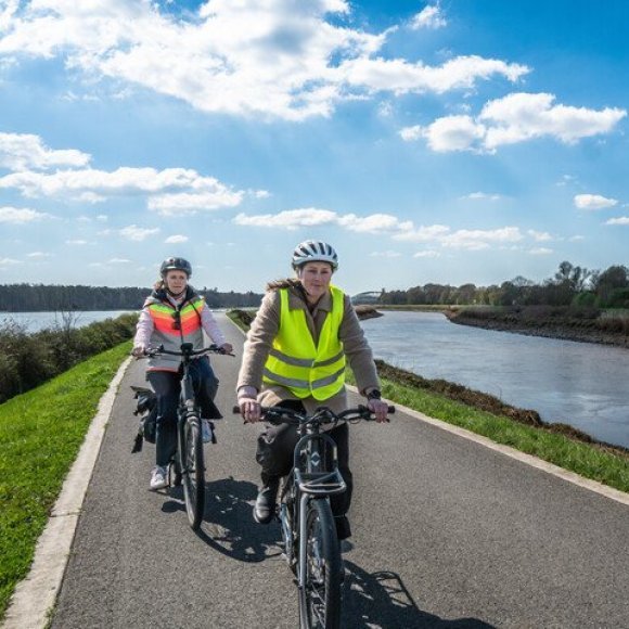 2 fietsers op een jaagpad