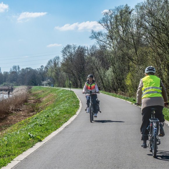 fietsers op een jaagpad