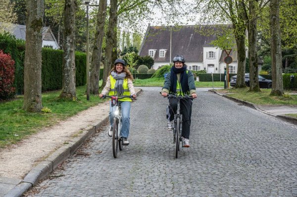 2 fietsers naast elkaar op straat