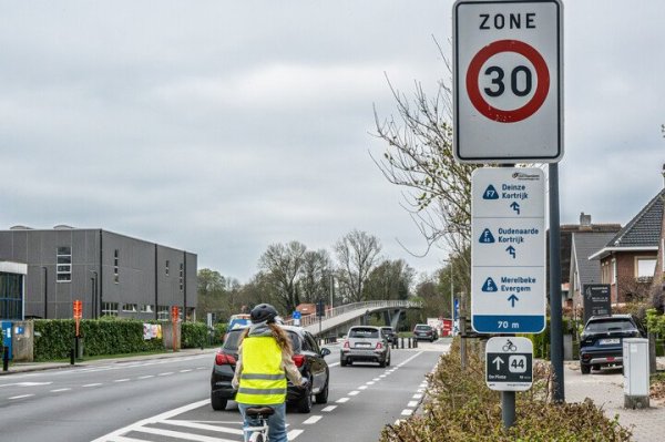 fietser op een fietspad in zone 30