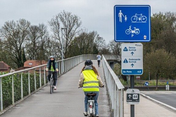 fiesers op fietsbrug