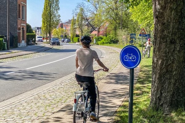 fietser op een fietspad met verkeersbord
