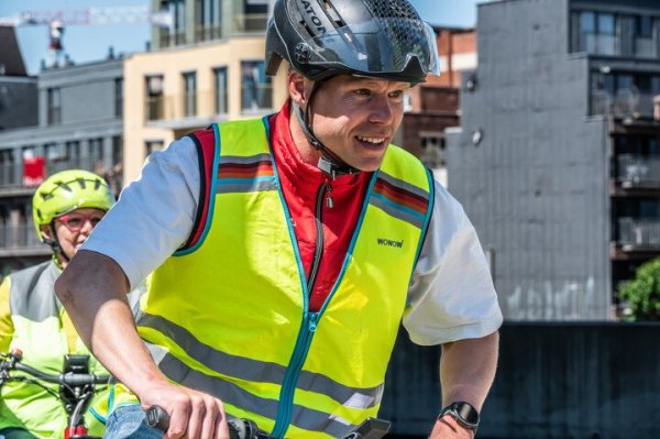 fietser met speedpedelechelm