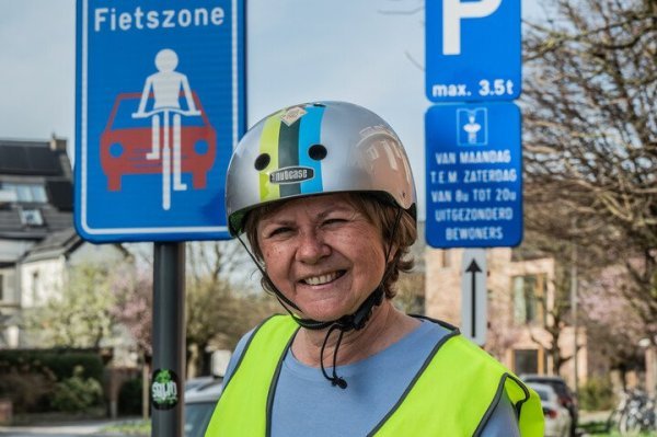 fietser met helm voor verkeersbord fietszone