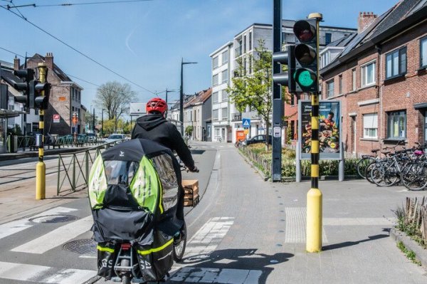 longtail die op een fietspad rijdt