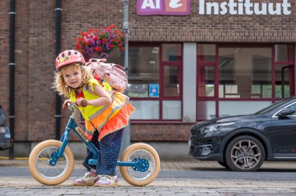 meisje op loopfiets