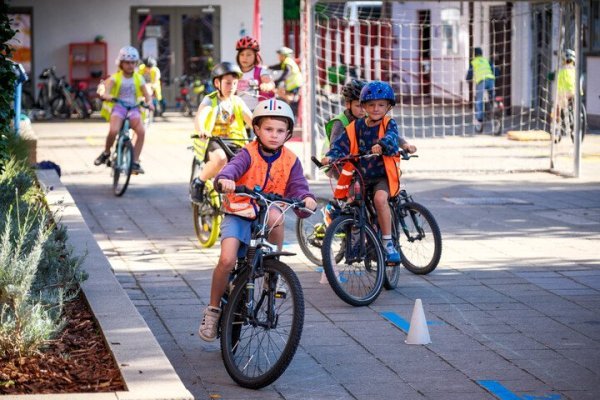 kinderen die een fietsparcours afleggen