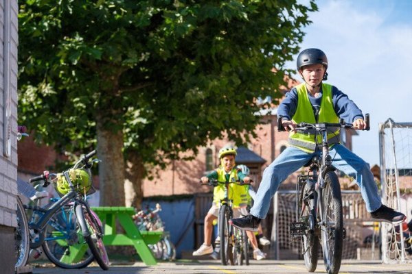 kinderen die fietsparcours afleggen