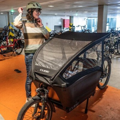 Bakfiets in een fietsenstalling op een voorbehouden plaats daarvoor