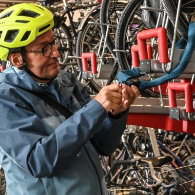 Man die fiets met dik slot vastlegt aan fietsenrek