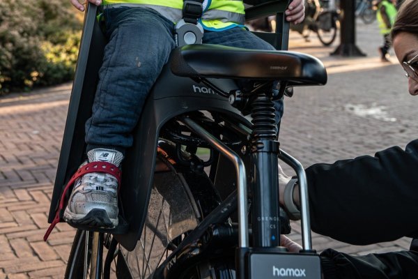 Fietsstoel bevestigd in adapter op de zadelbuis