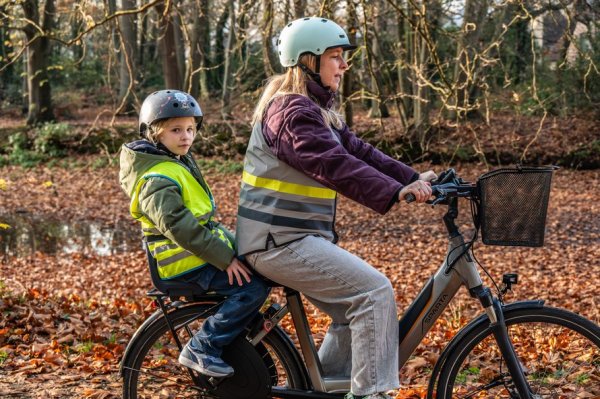moeder die fietst met kind achterop