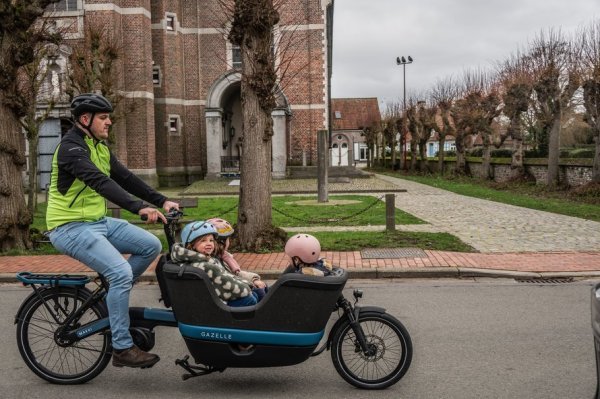 man die met bakfiets rijdt