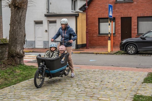vrouw die vertrekt met bakfiets