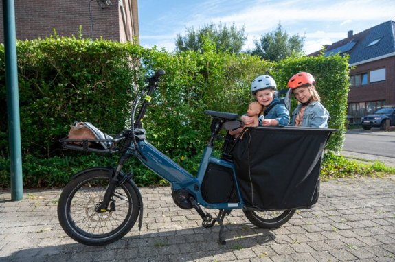 2 meisjes achterop longtailfiets