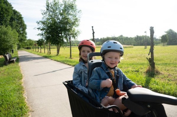2 kinderen op een longtailfiets