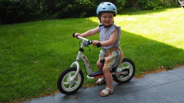 kind op een loopfiets